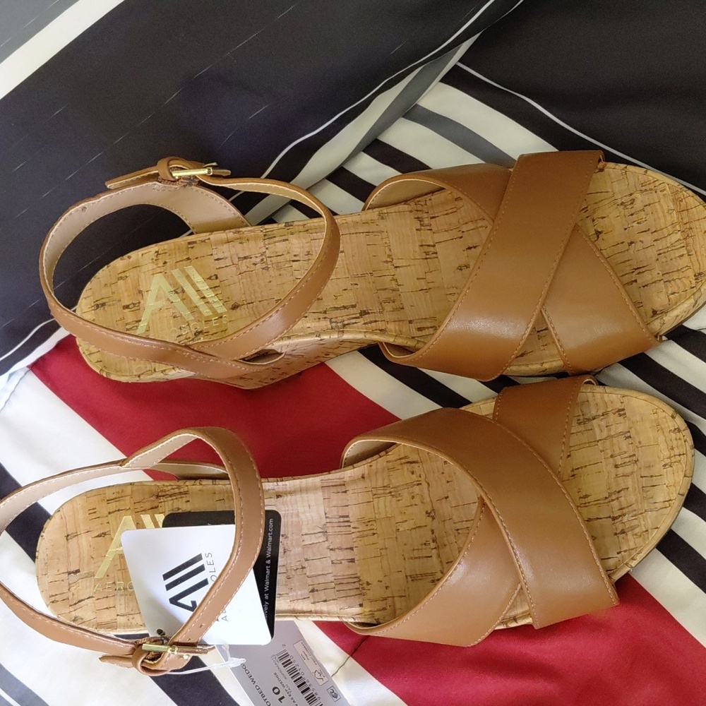 Elegant Tan Strappy Sandals - Picture 2 of 4